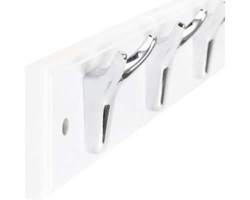 Nástenný vešiak s niekoľkými háčikmi