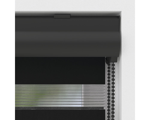 Detailný záber čiernej dvojitej rolety na reguláciu svetla v okne.