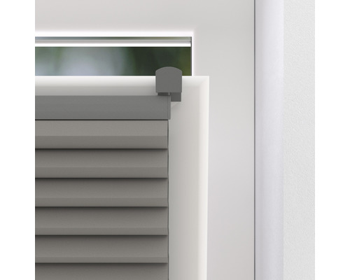 Detail šedej plisovanej žalúzie na okne