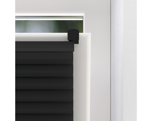 Detailný pohľad na čierne skladané žalúzie na okne