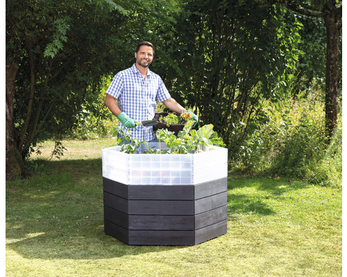 Drevený vyvýšený záhon s mužom v záhrade