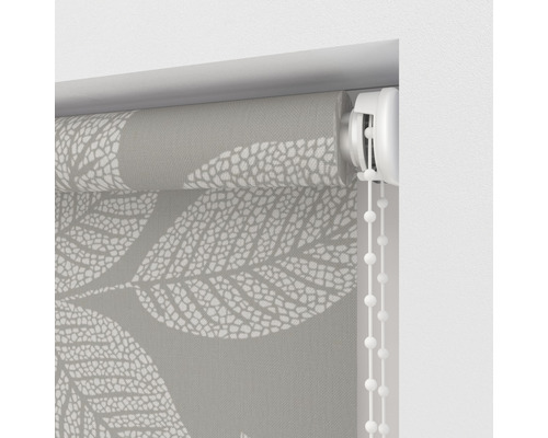 Roleta so vzorom listov na okno