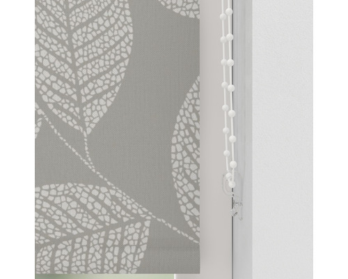 Roleta so vzorom listov na okno