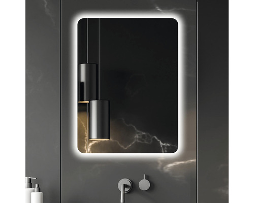 Osvetlené zrkadlo v kúpeľni s armatúrou a závesnou lampou