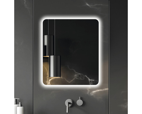 Kúpeľňová scéna s osvetleným zrkadlom, umývadlovou batériou a závesnými svietidlami