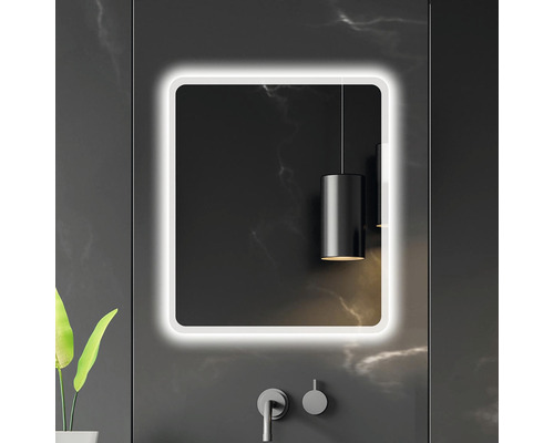 Osvetlené obdĺžnikové kúpeľňové zrkadlo s armatúrou a závesnou lampou