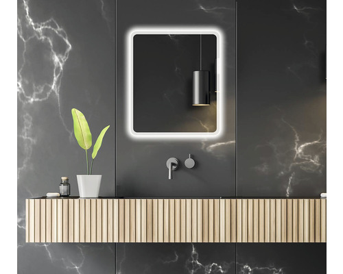 Moderná kúpeľňa s osvetleným zrkadlom, umývadlom a batériou