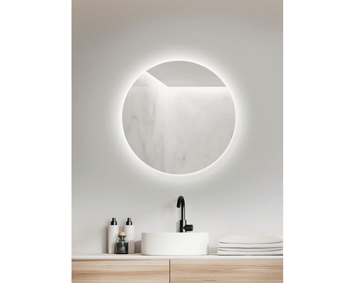 Kúpeľňa s okrúhlym zrkadlom, umývadlom a batériou