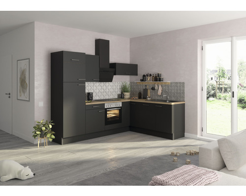 Svetlý byt s modernou čiernou kuchynskou linkou, digestorom a pracovnou doskou s dreveným vzhľadom.