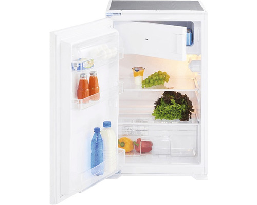 Otvorená chladnička plná potravín, ako je zelenina, ovocie a nápoje