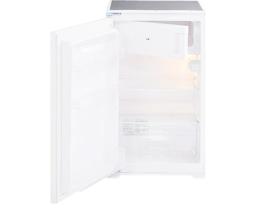 Otvorená biela chladnička s policami