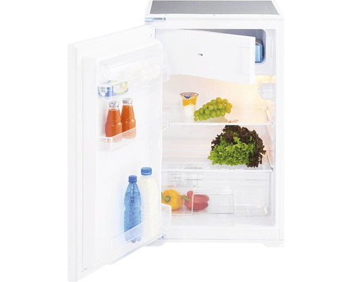 Otvorená chladnička plná potravín ako nápoje, jogurty, šaláty a zelenina