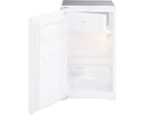 Otvorená biela chladnička s policami