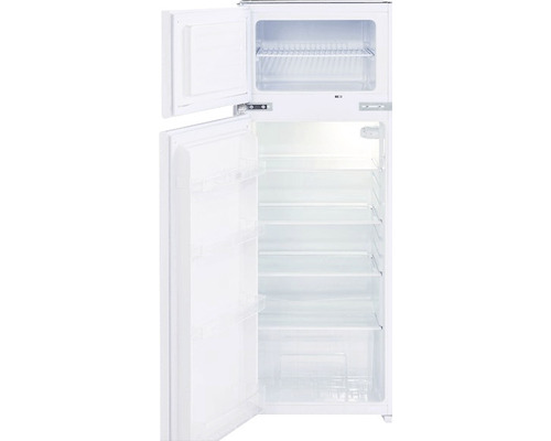 Biela chladnička s otvorenými dverami, ukazujúca police