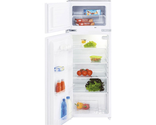 Otvorená biela chladnička s potravinami