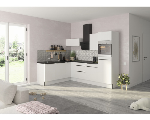 Svetlá kuchyňa s bielymi skrinkami, digestorom a drezom pred vzorovanou zadnou stenou