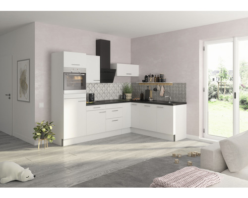 Svetlá kuchyňa s bielymi skrinkami, drezom a varnou doskou