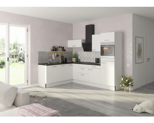 Svetlá kuchyňa s bielymi skrinkami, digestorom a drezom