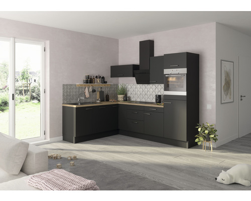 Moderná kuchyňa s čiernymi skrinkami, svetlými drevenými pracovnými doskami a obkladom