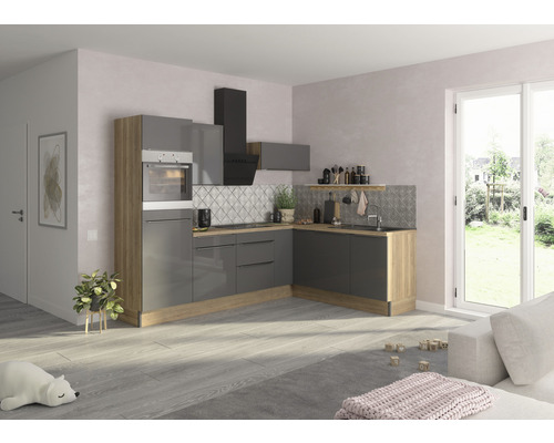 Moderná kuchyňa so sivými skrinkami, drevenou štruktúrou a digestorom