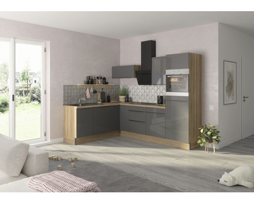 Moderná kuchyňa so sivými čelami, drevenými pracovnými doskami a čiernym odsávačom pár vo svetlej miestnosti.