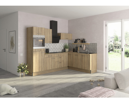 Moderná kuchyňa s drevenými čelami, čiernym odsávačom pár a obkladom za kuchynskou linkou vo svetlej miestnosti.