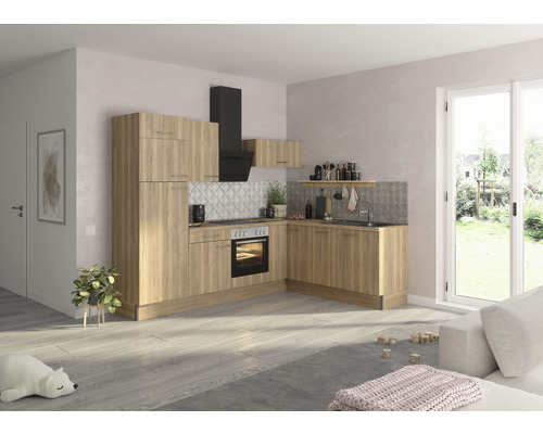 Svetlá kuchyňa s vstavanou kuchyňou, digestorom a umývadlom v svetlej miestnosti.