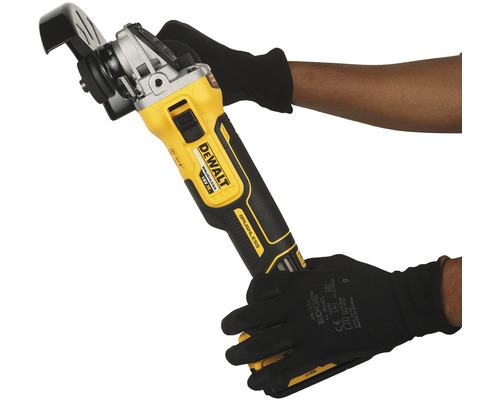 Akumulátorová uhlová brúska DeWalt s ochrannými rukavicami.