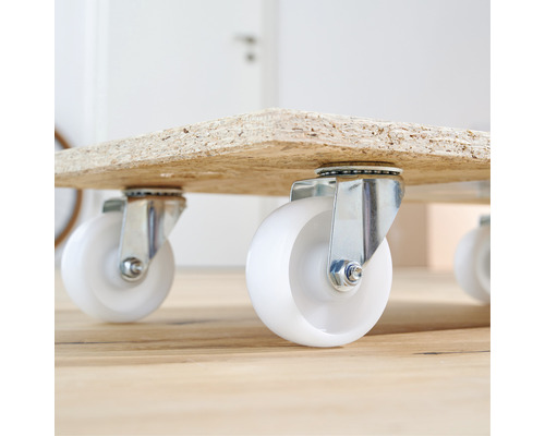 Nábytkové kolieska s bielymi kolieskami na drevenej doske