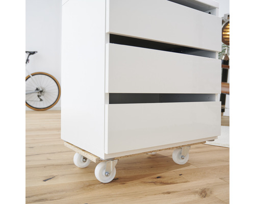 Nábytok s nábytkovými kolieskami na drevenej podlahe