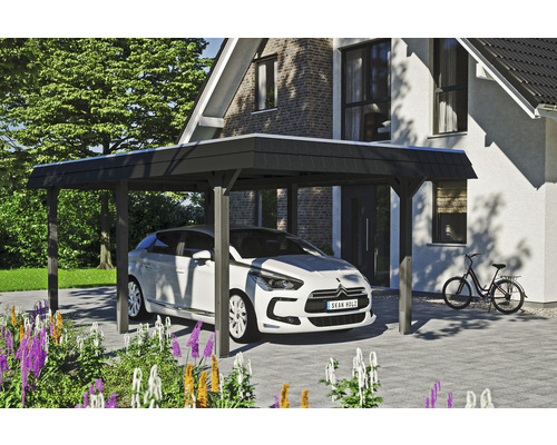Moderný drevený prístrešok pre auto s automobilom na dláždenom dvore