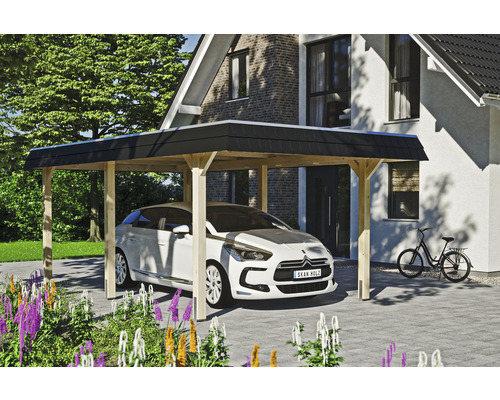 Prístrešok na auto SKAN HOLZ Wendland s čiernou fasádou, vr. kotiev na stĺpiky, 362 x 628 cm prírodná Drevený prístrešok pre auto s autom zaparkovaným pod ním pred domom.