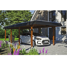 Drevený prístrešok pre auto s autom na dláždenom parkovacom mieste