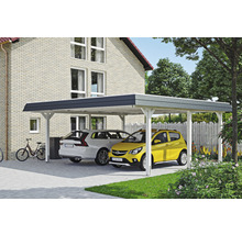 Prístrešok pre auto s dvoma zaparkovanými autami pred domom