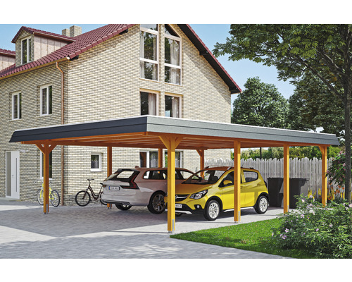 Drevený dvojitý prístrešok pre auto s dvoma parkujúcimi autami pred obytným domom