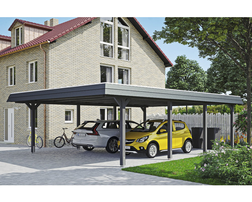 Prístrešok pre auto s dvoma zaparkovanými autami pred domom.