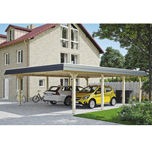 Drevený prístrešok pre auto s dvoma zaparkovanými autami pred domom