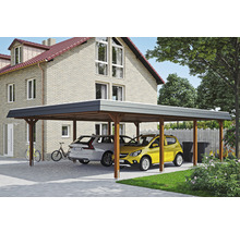 Drevený prístrešok pre auto s dvoma zaparkovanými autami pred domom