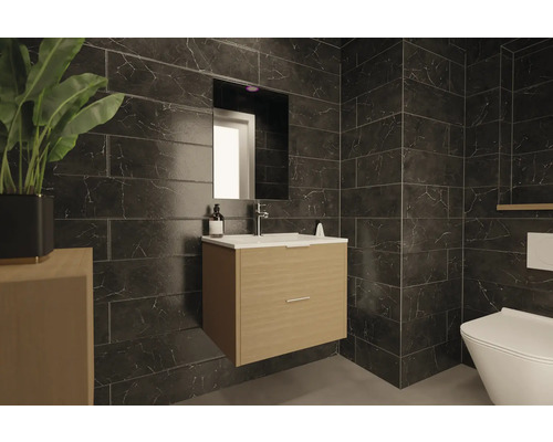 Moderná kúpeľňa s umývadlom, zrkadlom a toaletou na tmavom obkladanom pozadí.