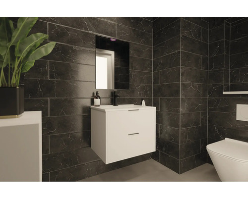 Moderná kúpeľňa s tmavými obkladmi, skrinkou pod umývadlo a zrkadlom