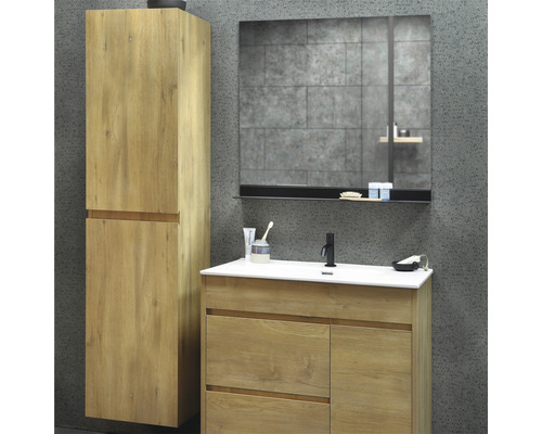 Kúpeľňa s umývadlovou skrinkou, zrkadlovou skrinkou a vysokou skrinkou v drevenom dizajne