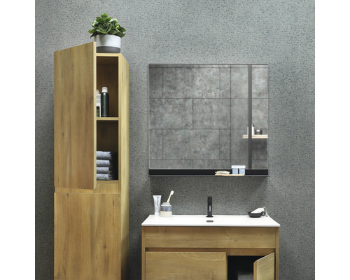 Moderná kúpeľňa s umývadlom, zrkadlovou skrinkou a vysokou skrinkou