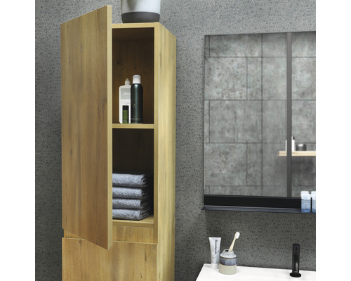 Kúpeľňová scéna s vysokou skriňou, uterákmi, kozmetickými produktmi, zrkadlom a umývadlom