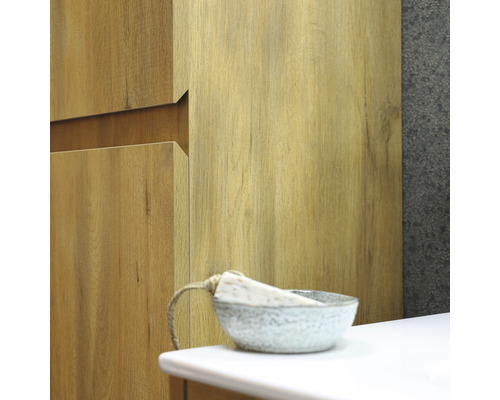 Kúpeľňa s drevenou skrinkou, umývadlom a miskou na mydlo