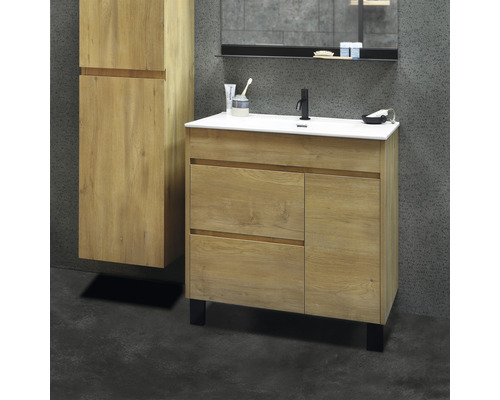 Kúpeľňa s umývadlovou skrinkou, umývadlom a vysokou skriňou