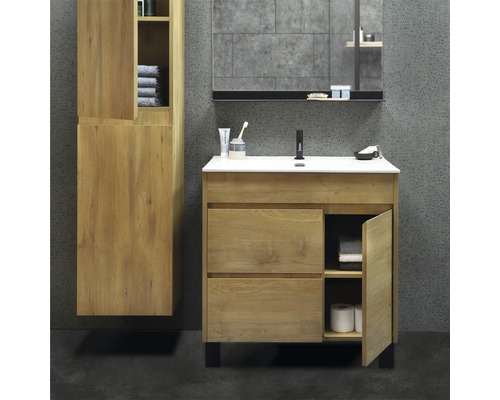 Kúpeľňa s umývadlovou skrinkou, umývadlom, zrkadlovou skrinkou a vysokou skrinkou vo vzhľade dreva