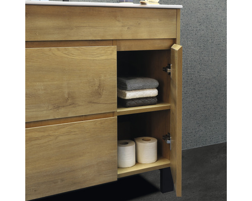 Kúpeľňová skrinka s otvorenými dverami, uterákmi a toaletným papierom