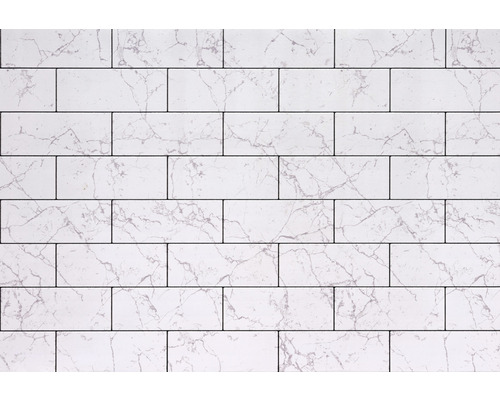 Stena z dlaždíc s mramorovým vzhľadom a obdĺžnikovými dlaždicami