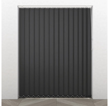 Sivé lamelové žalúzie pred oknom na reguláciu svetla.