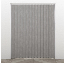 Látková vertikálna žalúzia pred oknom